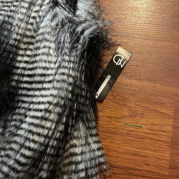 New Addition- NWT- Women’s Fur Vest - Picture 2 of 8
